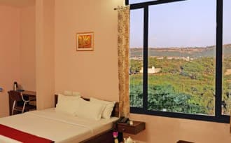 https://imgcld.yatra.com/ytimages/image/upload/t_hotel_yatra_details_desktop/v1467522148/Domestic Hotels/Hotels_Chittorgarh/Hotel Shivam Fort View/Deluxe Room/Deluxe_Room_6ejjfA.jpg